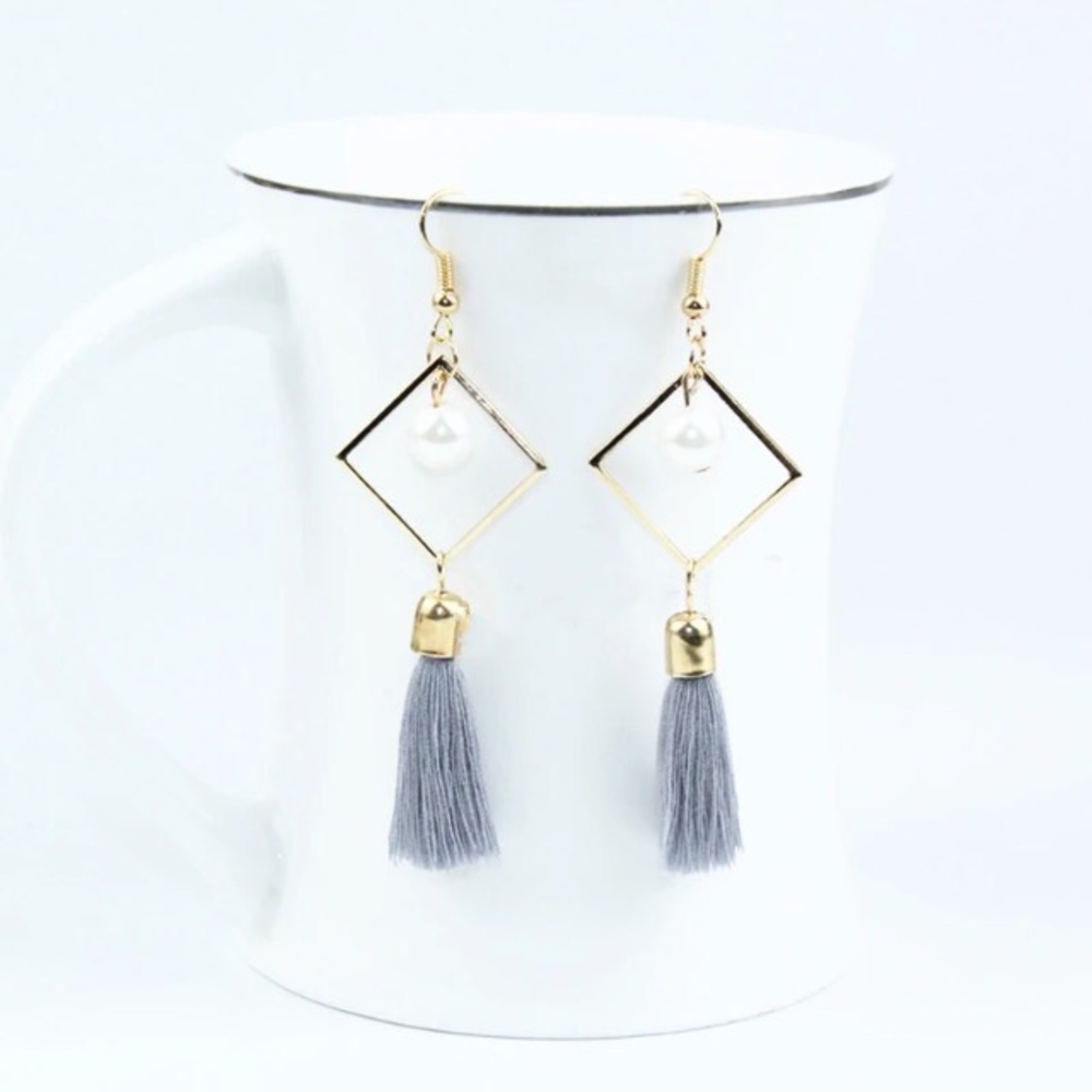 NEW!๐๐MODERN SQUARE! GREY TASSEL! PEARL LOOK๐๐ - Picture 3 of 4